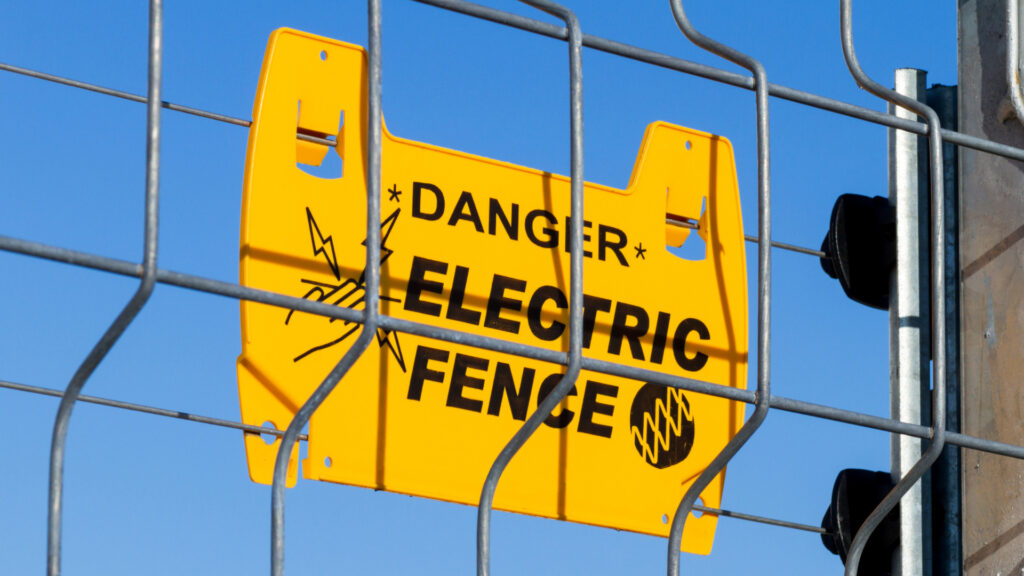 Tipos y Usos de Cercas Eléctricas en Parques Industriales – Mopec Security